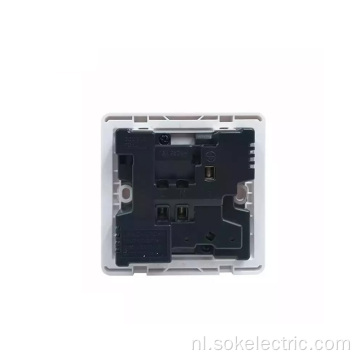 Wit stopcontact met USB-aansluiting en schakelaar